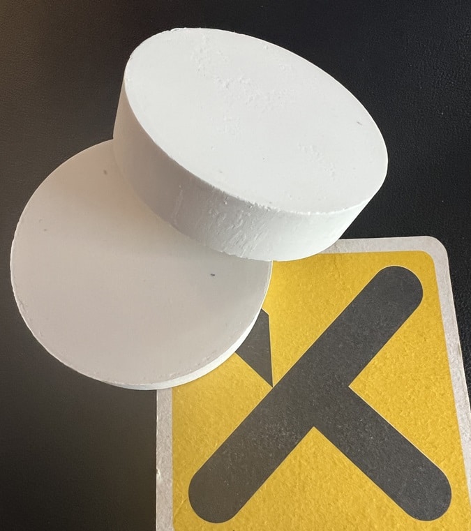 pastille blanche solide représentant l'agent extincteur des aérosol af-x fireblocker