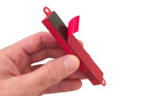 un homme décolle la sous face autocollante du Sticker Pro systeme de suppression incendie automatique