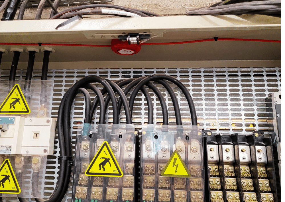 Lineares wärmeempfindliches Detektionskabel in einem professionellen Schaltschrank.