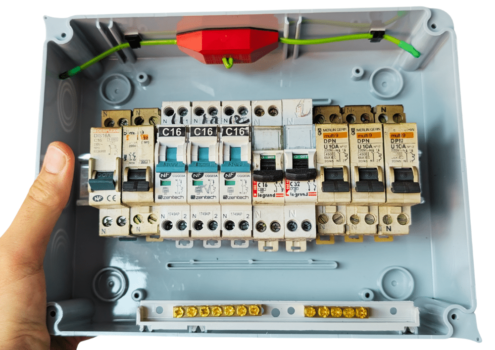 Protección automática de un cuadro eléctrico de 12 módulos con Aero-X23